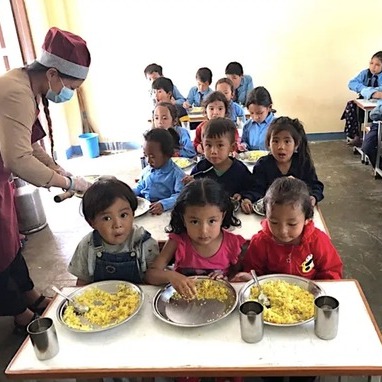 Schulkinder in Nepal bei einer nahrhaften Mahlzeit