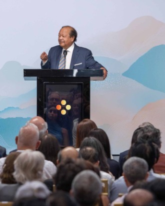Prem Rawat spricht bei einer Veranstaltung des Friedens-Bildungs-Programms